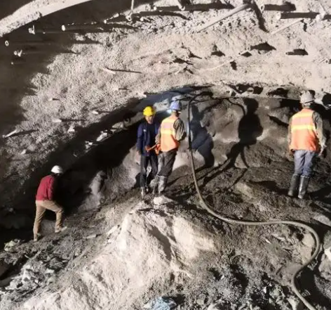 黄岛拱顶带模注浆料的施工流程及注意事项